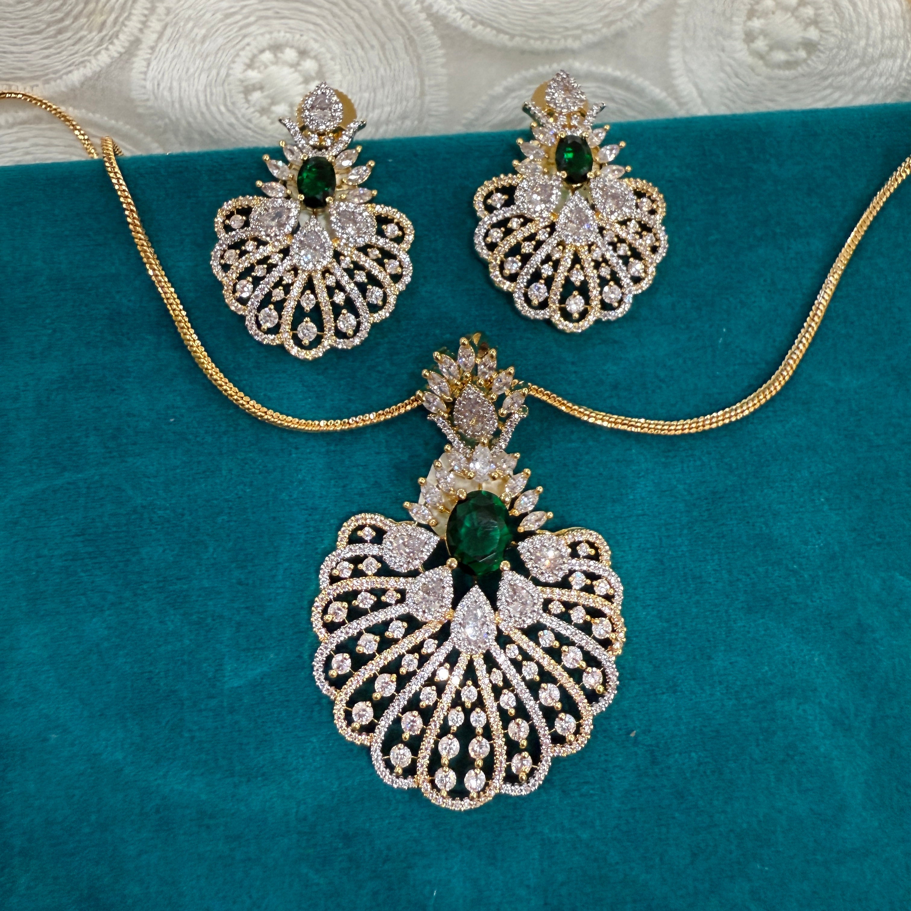 Royal Plumage American Diamond Pendant Set – riwayat