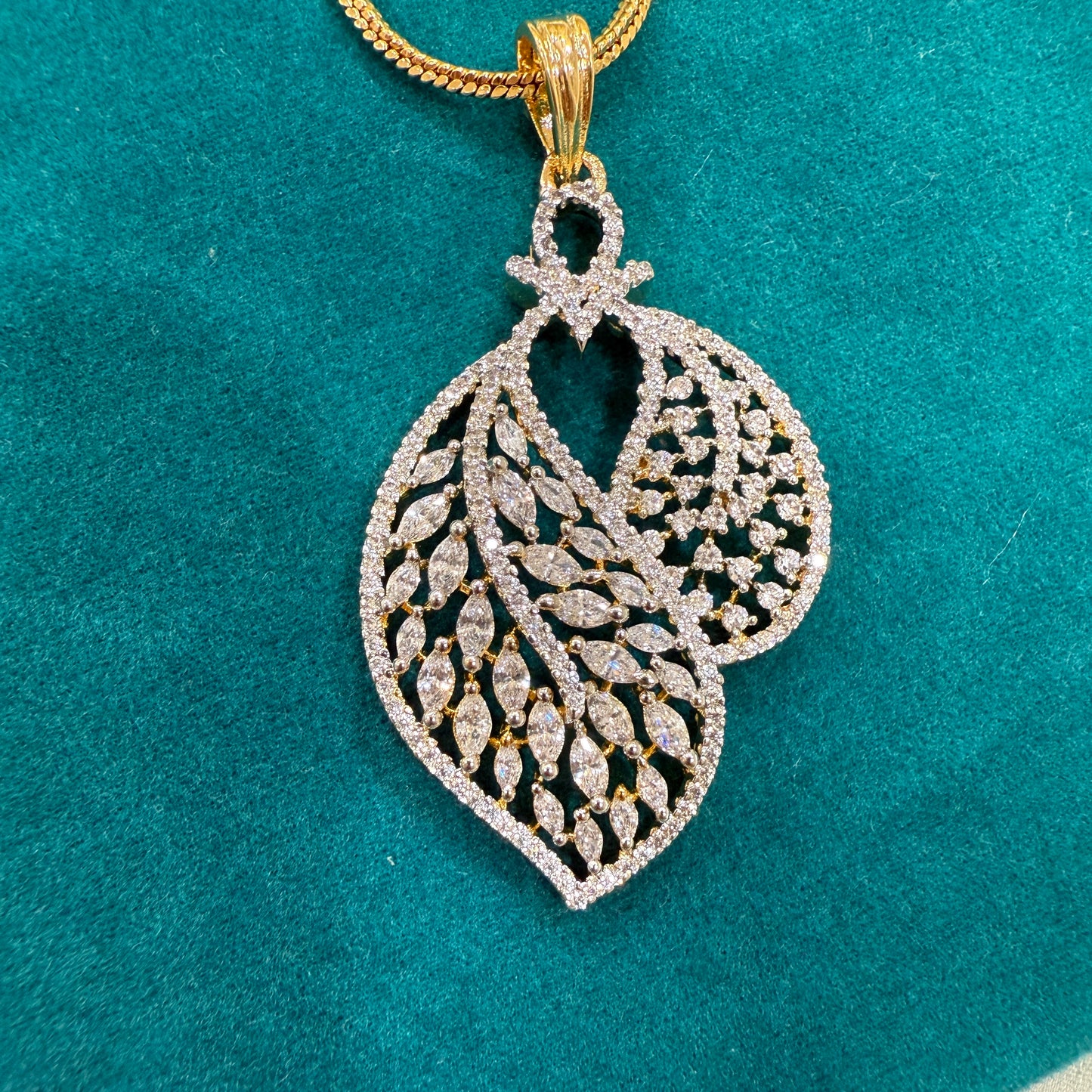 Leafy Petal Pendant Set