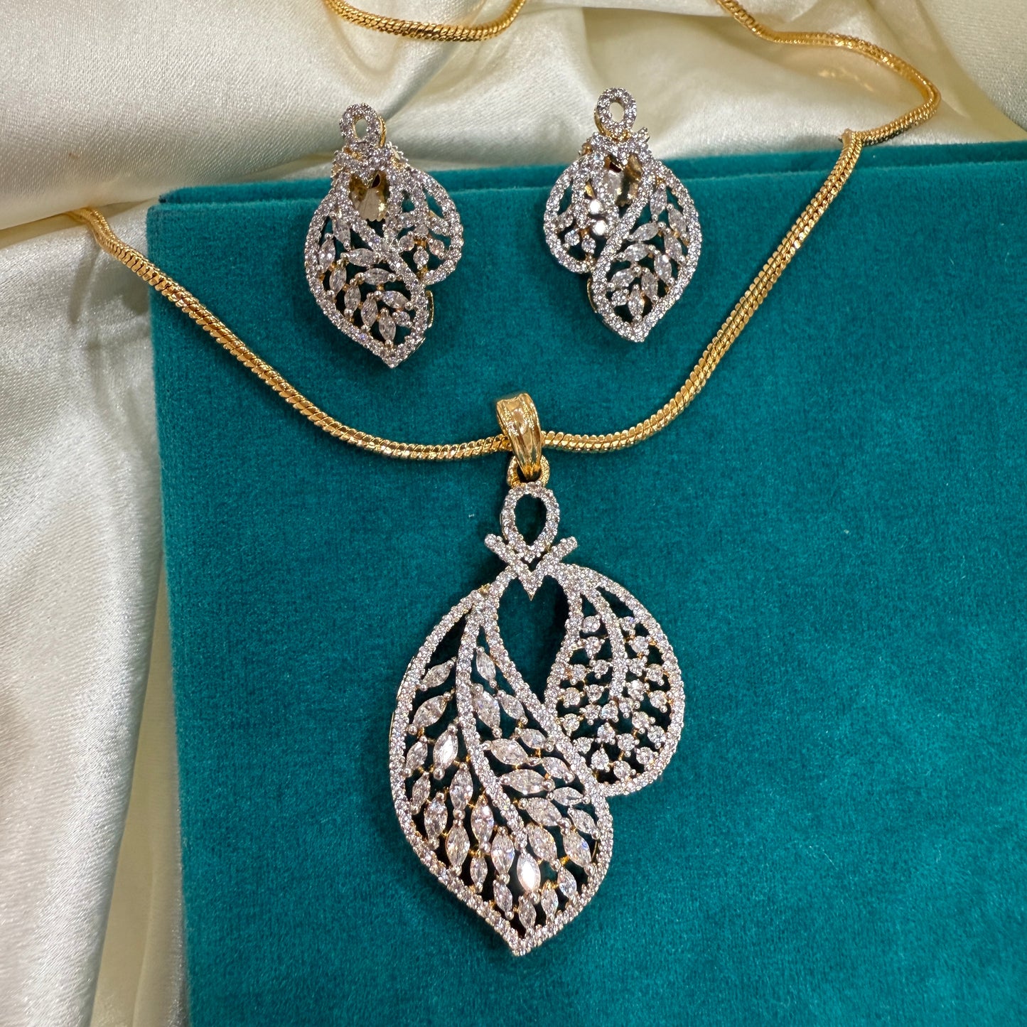 Leafy Petal Pendant Set