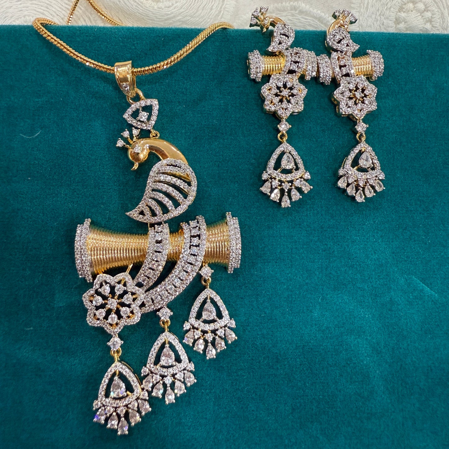 Mayur Pendant Set
