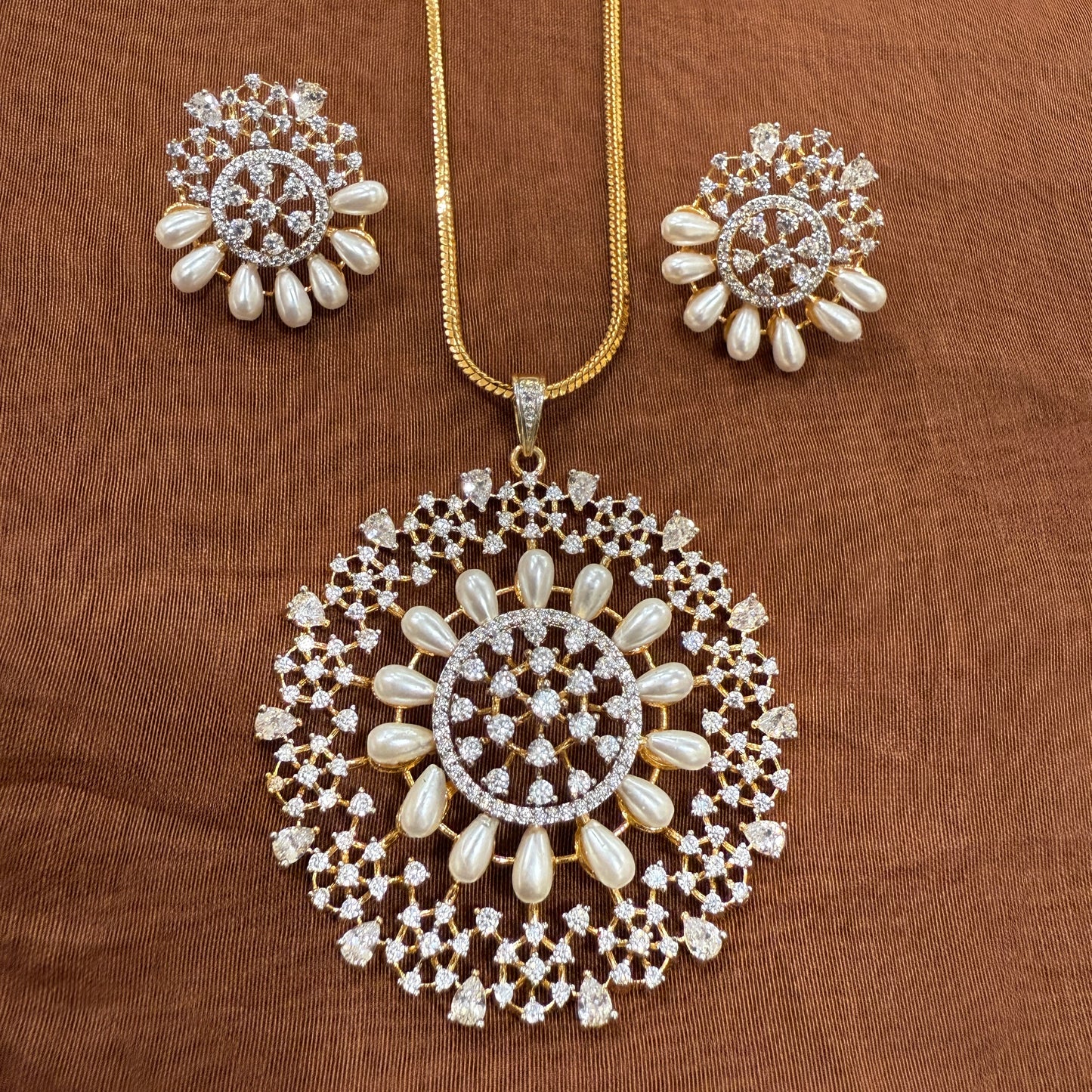Tejasvi Pendant Set