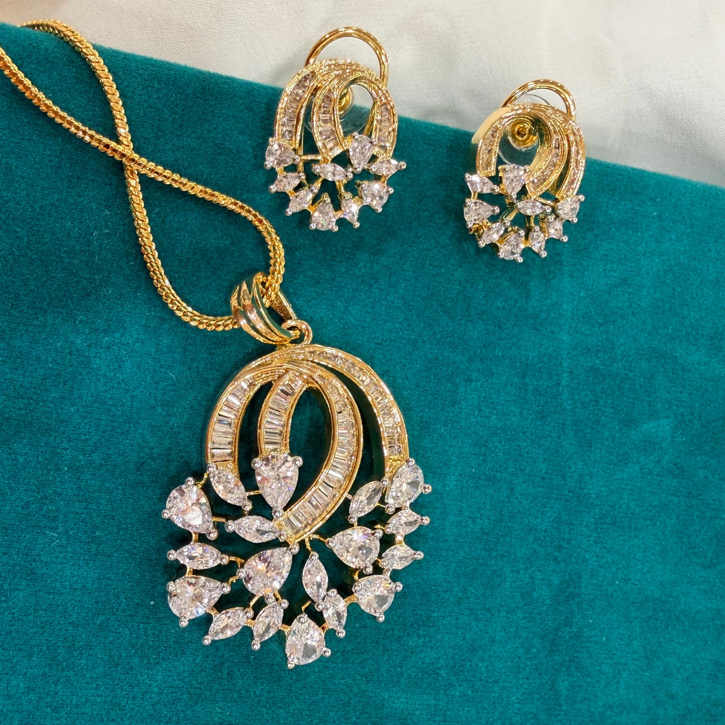 Swarna Pendant Set