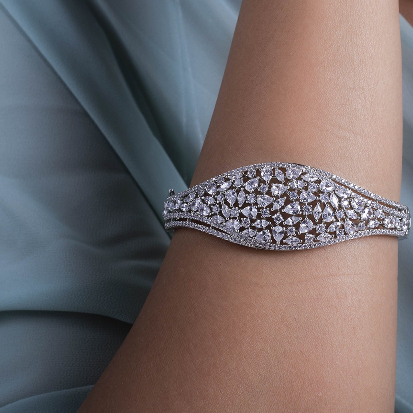 Tapered Elegance American Diamond Bracelet – riwayat